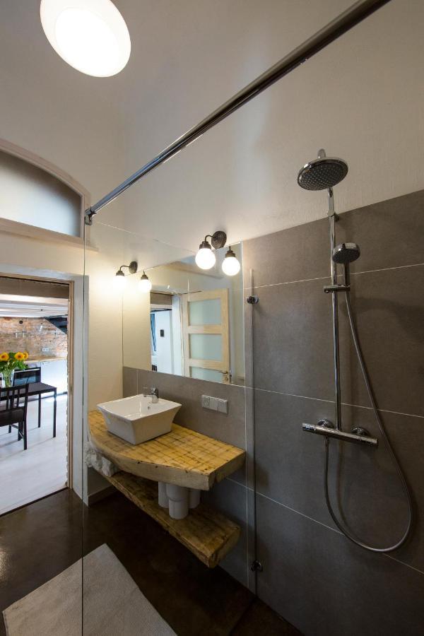 Stylish Studio Apartment In The Heart Of Рига Экстерьер фото